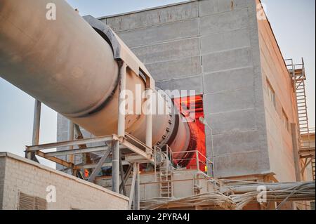 Le four rotatif tubulaire long rôde du calcaire à l'usine Banque D'Images