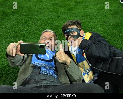 Udine, Italie. 4th mai 2023. Les partisans de Naples célèbrent après la série Un match de football entre Naples et Udinese à Udine, Italie, sur 4 mai 2023. Crédit: Alberto Lingria/Xinhua/Alay Live News Banque D'Images