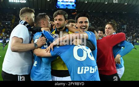 Udine, Italie. 4th mai 2023. Les joueurs de Naples célèbrent après la série Un match de football entre Naples et Udinese à Udine, en Italie, sur 4 mai 2023. Crédit: Alberto Lingria/Xinhua/Alay Live News Banque D'Images