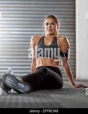 Prendre un reniflard. une jeune femme sportive qui s'entraîner. Banque D'Images