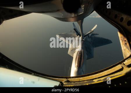 Les F-22 Raptors effectuent le ravitaillement en carburant aérien dans le cadre de l'opération Hoodoo Sea sur 1 mai 2023, au-dessus de l'océan Atlantique. L'exercice, dirigé par l'ANG de Virginie, vise à tester et à valider les éléments de force minimale à l'aide d'avions multi-capables, en exécutant des fonctions sur des spécialités professionnelles et sur plusieurs plates-formes. (É.-U. Photo de la Garde nationale aérienne par le sergent d'état-major Bryan Myhr) Banque D'Images