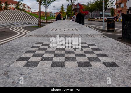 Attention sélective au Chess Board sur la table de pierre publique, à côté de l'espace public à Copenhague, au Danemark. Banque D'Images