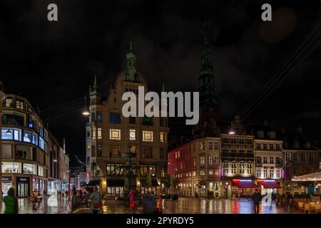 Copenhague, Danemark - OCTOBRE 2022 : paysage nocturne à l'extérieur sur la plaza et rue piétonne de la vieille ville de Copenhague, Danemark. Banque D'Images