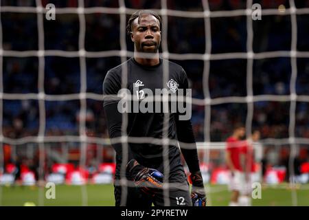 Milan, Italie. 03rd mai 2023. Italie, Milan, mai 3 2023: M. Fallou Sarr (gardien de but crémonois) économise pendant l'échauffement sur le jeu de football AC MILAN vs CREMONESE, Serie A Tim 2022-2023 day33 San Siro stade (photo de Fabrizio Andrea Bertani/Pacific Press) crédit: Pacific Press Media production Corp./Alay Live News Banque D'Images