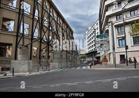 Marseille, France. 29th avril 2023. Ancien bâtiment Marseille du 1950s situé au 25, le boulevard Charles Nédelec est en cours de reconstruction avec conservation de ses façades. (Credit image: © Gerard Bottino/SOPA Images via ZUMA Press Wire) USAGE ÉDITORIAL SEULEMENT! Non destiné À un usage commercial ! Banque D'Images