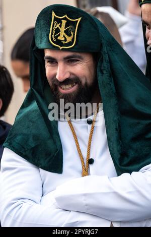 Un Nazareno se prépare à une procession pendant la semaine Sainte ou le Père Noël Semana, 5 avril 2023 à Ronda, Espagne. Ronda, établie pour la première fois au 6th siècle avant Jésus-Christ, organise des processions de la semaine Sainte depuis plus de 500 ans. Banque D'Images