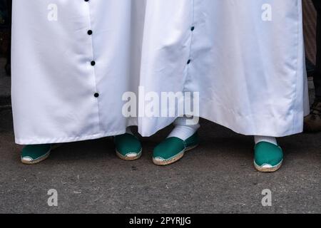 Les chaussures vertes de Nazarenos lors d'une procession à la semaine Sainte ou Santa Semana, 5 avril 2023 à Ronda, Espagne. Ronda, établie pour la première fois au 6th siècle avant Jésus-Christ, organise des processions de la semaine Sainte depuis plus de 500 ans. Banque D'Images