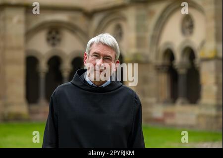 Trèves, Allemagne. 28th avril 2023. Monk Eucharius Wingenfeld se trouve dans l'abbaye bénédictine de Saint-Matthias. Il est également juge au Trèves District court. Pour lui, c'est tout à fait normal, pour d'autres il semble exotique. Eucharius Wingenfeld est juge au tribunal de district et en même temps moine avec les Bénédictins. Cela ne le met pas en conflit avec sa foi. Credit: Harald Tittel/dpa/Alay Live News Banque D'Images