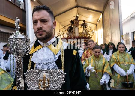 Le chef du cortège se prépare à commencer la marche à travers la ville pendant la semaine Sainte ou le Père Noël Semana, 5 avril 2023 à Ronda, Espagne. Ronda, établie pour la première fois au 6th siècle avant Jésus-Christ, organise des processions de la semaine Sainte depuis plus de 500 ans. Banque D'Images