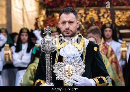 Le chef du cortège se prépare à commencer la marche à travers la ville pendant la semaine Sainte ou le Père Noël Semana, 5 avril 2023 à Ronda, Espagne. Ronda, établie pour la première fois au 6th siècle avant Jésus-Christ, organise des processions de la semaine Sainte depuis plus de 500 ans. Banque D'Images