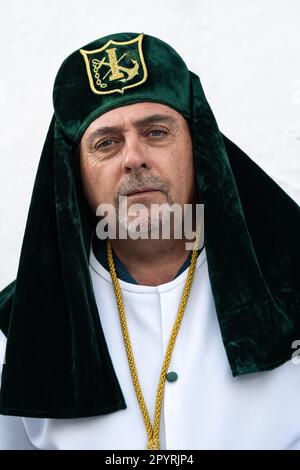 Un Nazareno se prépare à une procession pendant la semaine Sainte ou le Père Noël Semana, 5 avril 2023 à Ronda, Espagne. Ronda, établie pour la première fois au 6th siècle avant Jésus-Christ, organise des processions de la semaine Sainte depuis plus de 500 ans. Banque D'Images