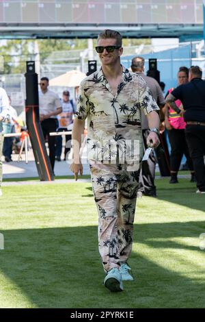 Miami, Floride, États-Unis. 4th mai 2023. NICO HULKENBERG (GER) de Haas F1 l'équipe #27 arrive à la paddledoise.les équipes se préparent à participer à la deuxième course du deuxième calendrier F1 de l'Amérique, avec un record de trois événements du Grand Prix qui auront lieu cette année en Amérique à Miami, Austin et Las Vegas, En raison de la popularité croissante du sport grâce à Netflix's Drive to survive Docuseries. Aston Martin, Ferrari et d'autres prévoient de tenter de défier la domination de Max Verstappen de Red Bull Oracle Racing au cours de la saison 2023. Sports motorisés, courses de roues ouvertes, Liberty Media. (Image crédit : © Banque D'Images