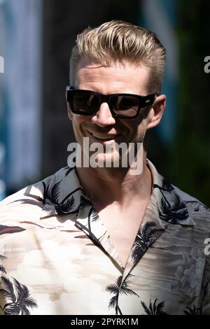 Miami, Floride, États-Unis. 4th mai 2023. NICO HULKENBERG (GER) de Haas F1 l'équipe #27 arrive à la paddledoise.les équipes se préparent à participer à la deuxième course du deuxième calendrier F1 de l'Amérique, avec un record de trois événements du Grand Prix qui auront lieu cette année en Amérique à Miami, Austin et Las Vegas, En raison de la popularité croissante du sport grâce à Netflix's Drive to survive Docuseries. Aston Martin, Ferrari et d'autres prévoient de tenter de défier la domination de Max Verstappen de Red Bull Oracle Racing au cours de la saison 2023. Sports motorisés, courses de roues ouvertes, Liberty Media. (Image crédit : © Banque D'Images