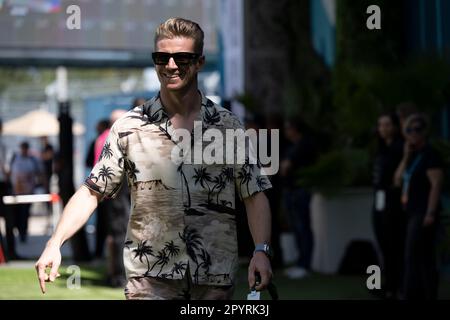 Miami, Floride, États-Unis. 4th mai 2023. NICO HULKENBERG (GER) de Haas F1 l'équipe #27 arrive à la paddledoise.les équipes se préparent à participer à la deuxième course du deuxième calendrier F1 de l'Amérique, avec un record de trois événements du Grand Prix qui auront lieu cette année en Amérique à Miami, Austin et Las Vegas, En raison de la popularité croissante du sport grâce à Netflix's Drive to survive Docuseries. Aston Martin, Ferrari et d'autres prévoient de tenter de défier la domination de Max Verstappen de Red Bull Oracle Racing au cours de la saison 2023. Sports motorisés, courses de roues ouvertes, Liberty Media. (Image crédit : © Banque D'Images