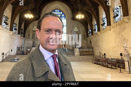 Londres, Royaume-Uni. 28th avril 2023. L'expert en noblesse Alexander von Schönburg se trouve dans le Westminster Hall. L'expert allemand de la noblesse et auteur Alexander von Schönburg croit qu'il est possible que le roi britannique Charles (74) livre un jour la régence à son fils aîné William. (À dpa: 'Noblesse expert: Charles pourrait remettre regency à William') Credit: Christoph Meyer/dpa/Alamy Live News Banque D'Images