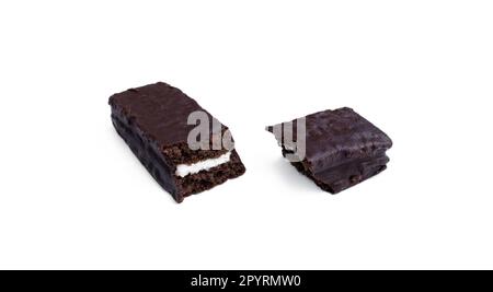 Un gâteau au chocolat doux rempli de crème à la vanille isolée sur fond blanc. Banque D'Images