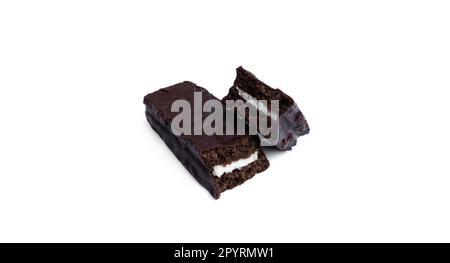 Un gâteau au chocolat doux rempli de crème à la vanille isolée sur fond blanc. Banque D'Images