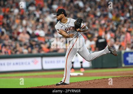 Le pichet de secours des Giants de San Francisco CAMILO DOVAL arrive comme le plus proche dans le fond du neuvième dinning pendant le jeu MLB entre le San Francisc Banque D'Images