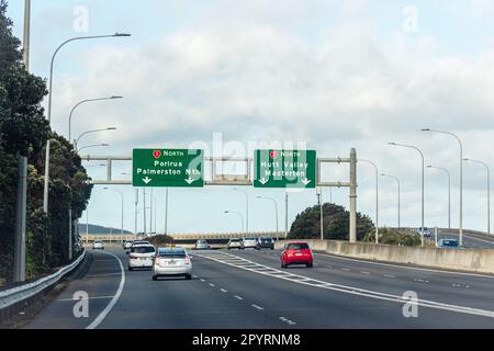 Wellington, Nouvelle-Zélande - 23 octobre 2022: Trafic sur l'autoroute urbaine de Wellington sur SH1 en direction de Porirua, Palmerston Nord, ou o Banque D'Images