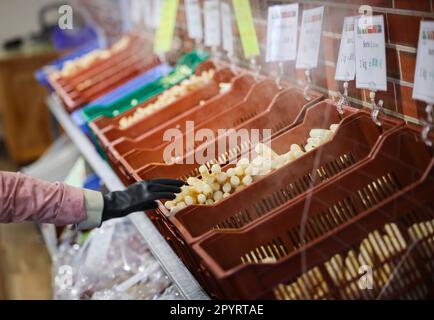 04 mai 2023, Schleswig-Holstein, Barsbüttel: Des asperges fraîches de différentes qualités sont offertes dans une ferme. En Allemagne, il y a une autre journée commémorative sur 5 mai - la « mort des asperges allemandes ». Photo: Christian Charisius/dpa Banque D'Images