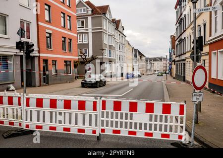 Flensburg, Allemagne. 05th mai 2023. La route d'accès à Harrisleer Straße dans Neustadt de Flensburg, où deux personnes sont mortes dans un incendie dans un immeuble d'appartements, est fermée aux véhicules. Credit: Axel Heimken/dpa/Alay Live News Banque D'Images