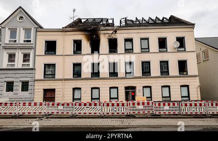 Flensburg, Allemagne. 05th mai 2023. Un immeuble d'appartements dans lequel deux personnes sont mortes dans un incendie est entortillé avec de la bande flutter dans le quartier Neustadt de Flensburg. Credit: Axel Heimken/dpa/Alay Live News Banque D'Images