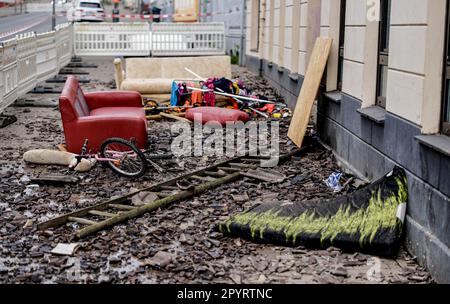 Flensburg, Allemagne. 05th mai 2023. Des articles ménagers et une bicyclette se trouvent dans les restes de l'incendie dans le quartier de Neustadt de Flensburg, dans un immeuble d'appartements où deux personnes sont mortes dans un incendie. Credit: Axel Heimken/dpa/Alay Live News Banque D'Images