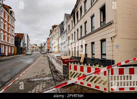 Flensburg, Allemagne. 05th mai 2023. Un immeuble d'appartements dans lequel deux personnes sont mortes dans un incendie est entortillé avec de la bande flutter dans le quartier Neustadt de Flensburg. Credit: Axel Heimken/dpa/Alay Live News Banque D'Images