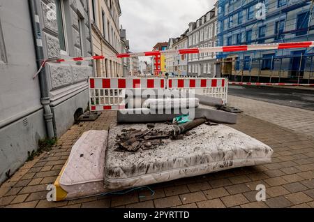 Flensburg, Allemagne. 05th mai 2023. Les articles ménagers se trouvent dans les restes de l'incendie à Flensburg Neustadt, dans un immeuble d'appartements où deux personnes sont mortes dans un incendie. Credit: Axel Heimken/dpa/Alay Live News Banque D'Images