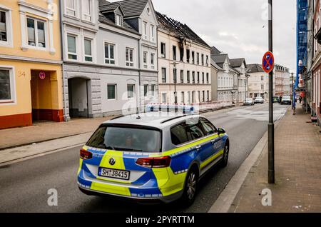 Flensburg, Allemagne. 05th mai 2023. Un véhicule de police est stationné dans le quartier de Neustadt à Flensburg, dans un immeuble d'appartements où deux personnes sont mortes dans un incendie. Credit: Axel Heimken/dpa/Alay Live News Banque D'Images