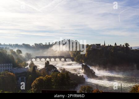 Neuhausen, Suisse - 20 octobre.2021: Rhinefalls - la plus grande cascade d'Europe - en début de matinée avec brouillard et brume d'automne. Le cas Laufen Banque D'Images