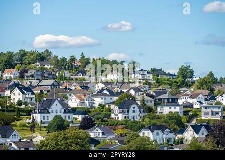 Sandefjord, Norvège - 10 août 2022: Villas sur le flanc ouest du Sandefjord Banque D'Images
