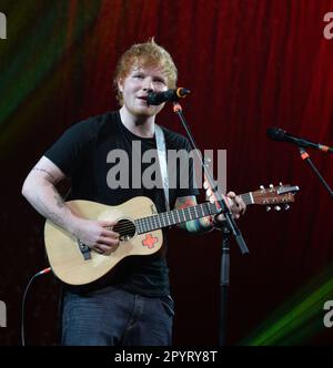 MIAMI , FL - AVRIL 10 : Ed Sheeran joue pendant la partie nord-américaine de la TOURNÉE ROUGE à l'American Airlines Arena sur 10 avril 2013 à Miami, Floride. Personnes : Ed Sheeran Banque D'Images