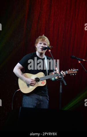MIAMI , FL - AVRIL 10 : Ed Sheeran joue pendant la partie nord-américaine de la TOURNÉE ROUGE à l'American Airlines Arena sur 10 avril 2013 à Miami, Floride. Personnes : Ed Sheeran Banque D'Images