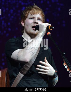 MIAMI , FL - AVRIL 10 : Ed Sheeran joue pendant la partie nord-américaine de la TOURNÉE ROUGE à l'American Airlines Arena sur 10 avril 2013 à Miami, Floride. Personnes : Ed Sheeran Banque D'Images