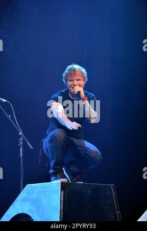 MIAMI , FL - AVRIL 10 : Ed Sheeran joue pendant la partie nord-américaine de la TOURNÉE ROUGE à l'American Airlines Arena sur 10 avril 2013 à Miami, Floride. Personnes : Ed Sheeran Banque D'Images