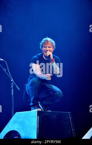MIAMI , FL - AVRIL 10 : Ed Sheeran joue pendant la partie nord-américaine de la TOURNÉE ROUGE à l'American Airlines Arena sur 10 avril 2013 à Miami, Floride. Personnes : Ed Sheeran Banque D'Images