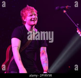 MIAMI , FL - AVRIL 10 : Ed Sheeran joue pendant la partie nord-américaine de la TOURNÉE ROUGE à l'American Airlines Arena sur 10 avril 2013 à Miami, Floride. Personnes : Ed Sheeran Banque D'Images