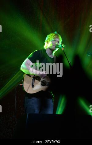 MIAMI , FL - AVRIL 10 : Ed Sheeran joue pendant la partie nord-américaine de la TOURNÉE ROUGE à l'American Airlines Arena sur 10 avril 2013 à Miami, Floride. Personnes : Ed Sheeran Banque D'Images