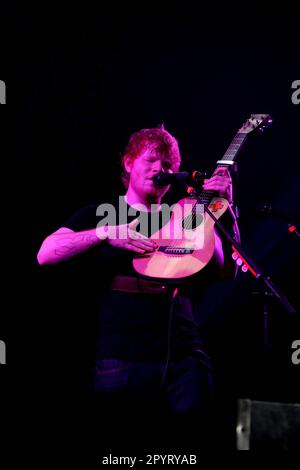 MIAMI , FL - AVRIL 10 : Ed Sheeran joue pendant la partie nord-américaine de la TOURNÉE ROUGE à l'American Airlines Arena sur 10 avril 2013 à Miami, Floride. Personnes : Ed Sheeran Banque D'Images