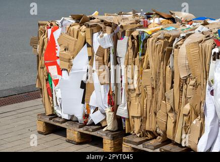 Centre de recyclage du papier et du carton usagés Banque D'Images