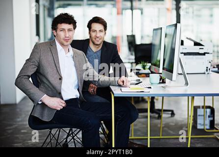 Étaient deux des meilleurs dans l'entreprise. Portrait de deux personnes travaillant ensemble dans un grand bureau. Banque D'Images