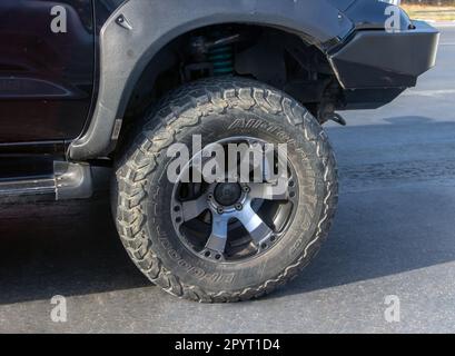 THAÏLANDE, 21 2023 JANVIER, Vue rapprochée de la roue avant d'une voiture en voiture Banque D'Images