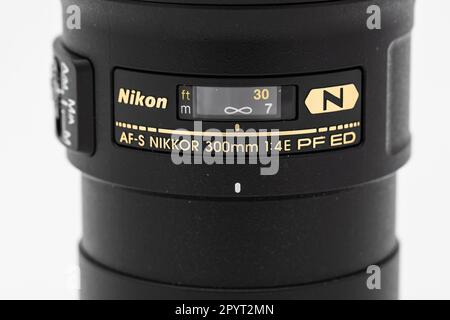 Göteborg, Suède - décembre 08 2022 : gros plan d'un objectif Nikon AF-S 300mm F4E PF Banque D'Images