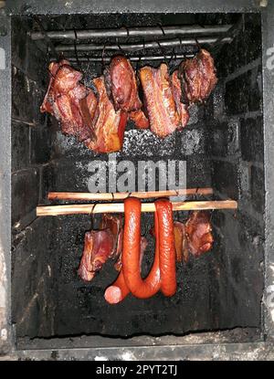 viande fumée et saucisses dans le fumoir comme un fond agréable Banque D'Images