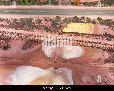 Vue aérienne des motifs dans un lac salé le long d'une route près de Goyder en Australie méridionale. Banque D'Images