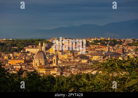 Ville de Rome coucher de soleil paysage urbain en Latium, Italie. Vue depuis le sommet de la colline du Janicule (Gianicolo) Banque D'Images