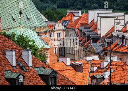 Vue sur les toits de maisons historiques avec des fenêtres mansardées et des cheminées dans la vieille ville de Varsovie en Pologne. Banque D'Images