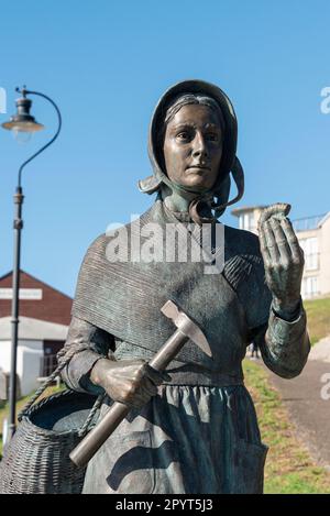 La statue de bronze de Mary Anning à Lyme Regis, Dorset Banque D'Images