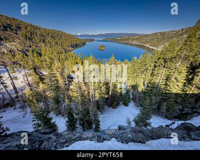 Une photo aérienne du lac Tahoe dans le parc national d'Emerald Bay, en Californie. Banque D'Images